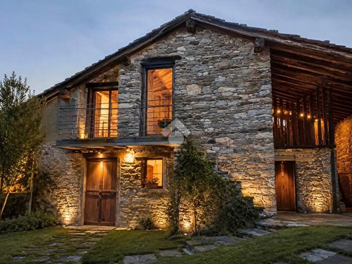 Casa con 8 locali in vendita in Via Campera, Colico