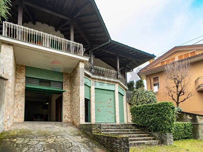 Casa quadrilocale in vendita in Bixio, Casatenovo