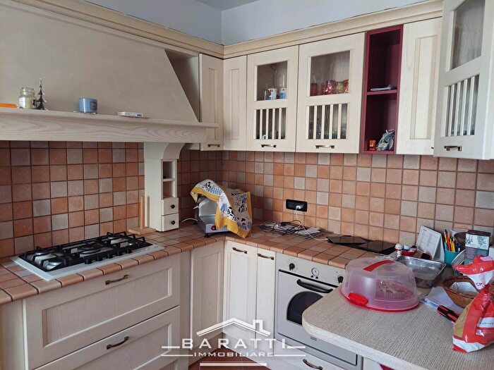 Casa con 8 locali in vendita in Suzzara