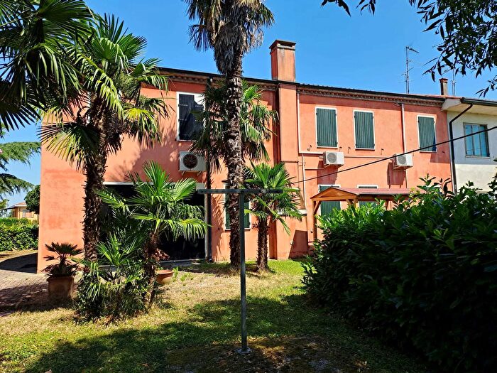 Casa con 10 locali in vendita in Rovigo