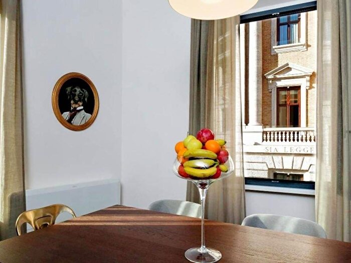 Appartamento trilocale in affitto in Via del Basilico, Barberini, Roma
