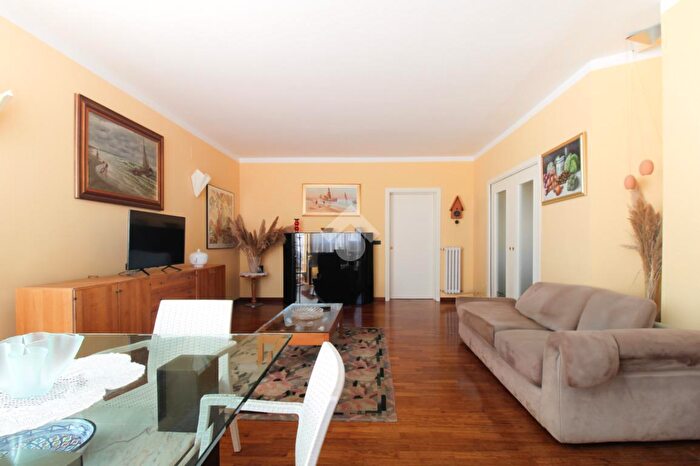 Appartamento con 5 locali in vendita in Via Senarica, Roseto Degli Abruzzi