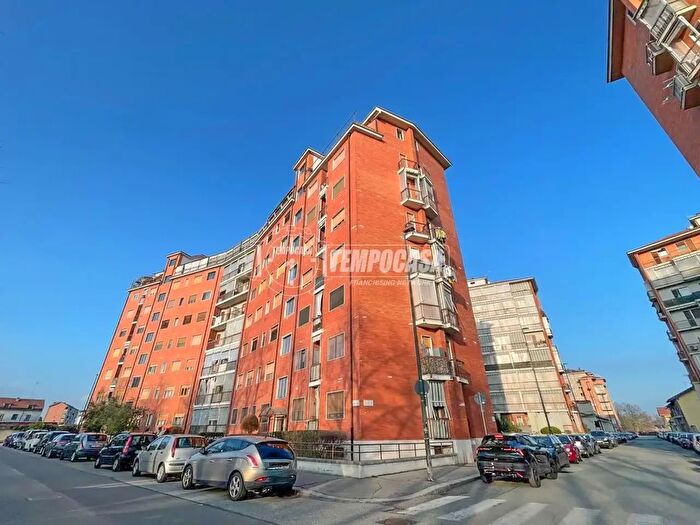 Appartamento trilocale in vendita in Via Andrea Paris, Torino