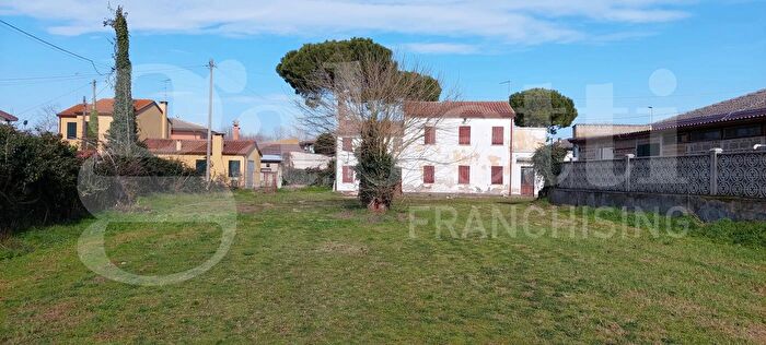 Casa con 7 locali in vendita in Porto Viro