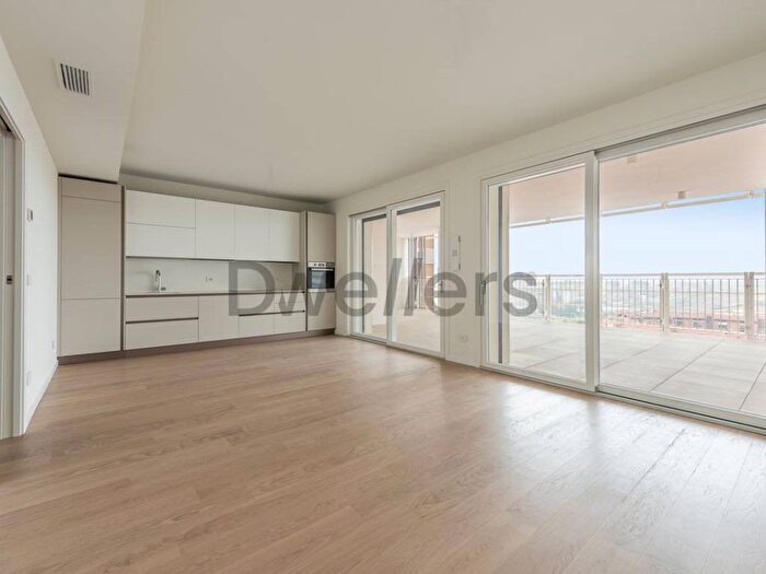 Appartamento trilocale in affitto in Via Rosalba Carriera, Giambellino, Milano