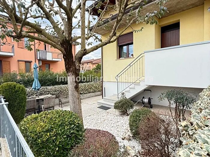 Casa con 5 locali in vendita in Imola