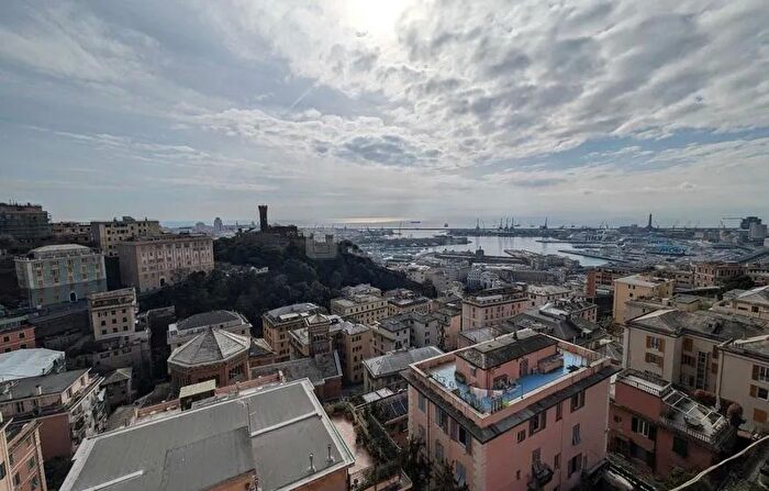 Appartamento con 8 locali in vendita in Via Napoli, Genova