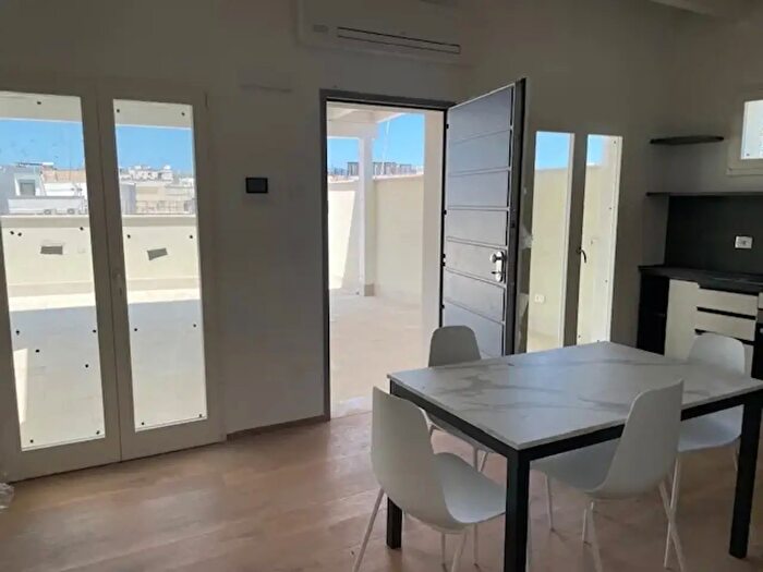 Appartamento trilocale in affitto in Vicolo La Rosa, Trani