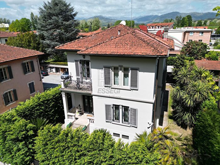 Casa con 13 locali in vendita in Viale Pacini, Lucca