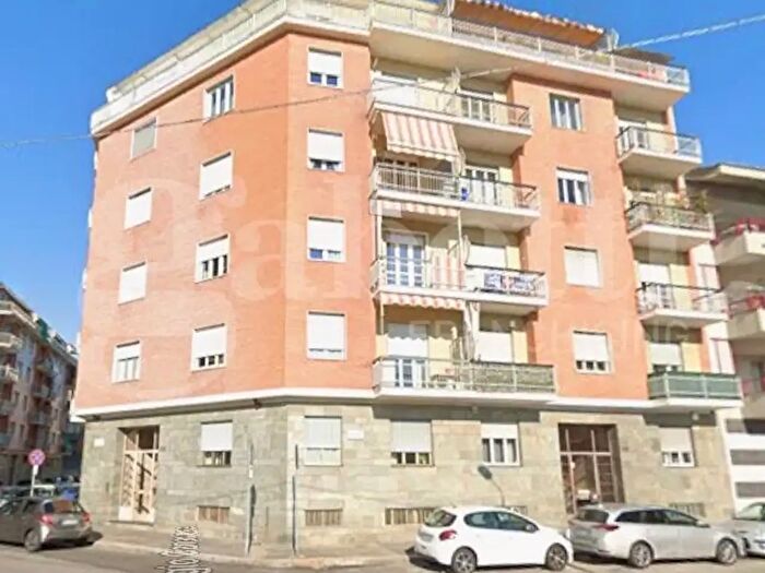 Appartamento trilocale in vendita in Via Adamello, Torino