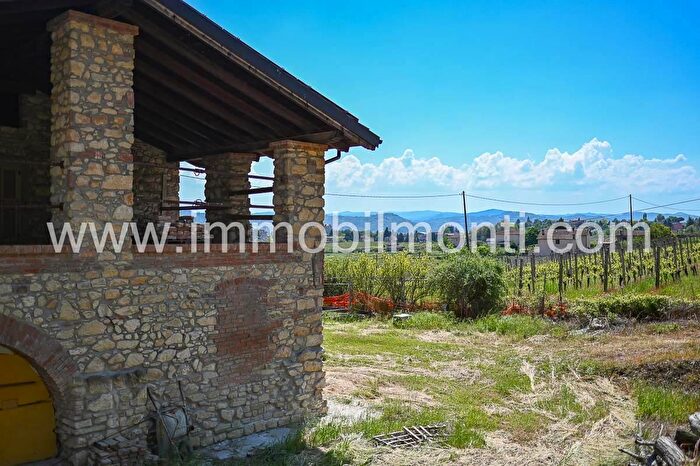 Casa con 8 locali in vendita in Acqui Terme