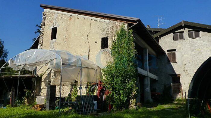 Casa con 6 locali in vendita in Via Libertà, Masciago Primo