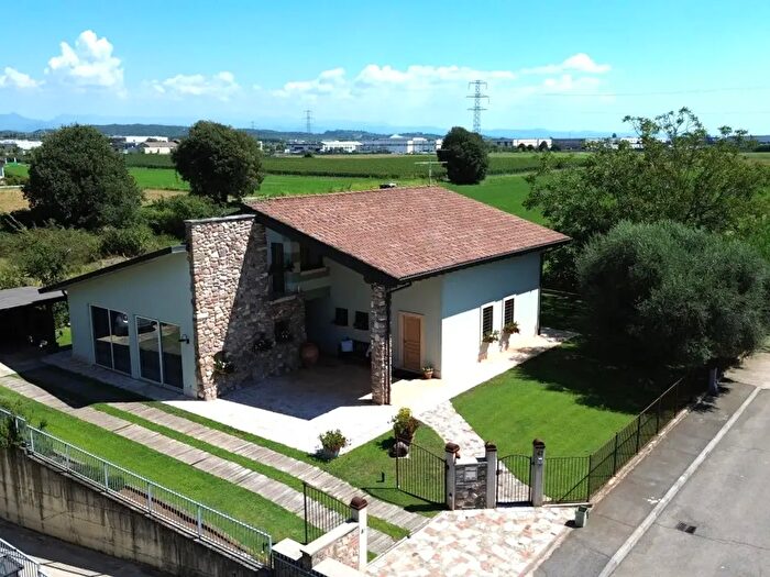 Casa con 5 locali in vendita in Valeggio Sul Mincio