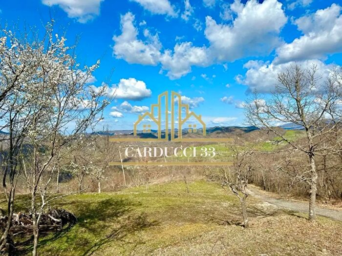 Casa con 9 locali in vendita in Montacuto