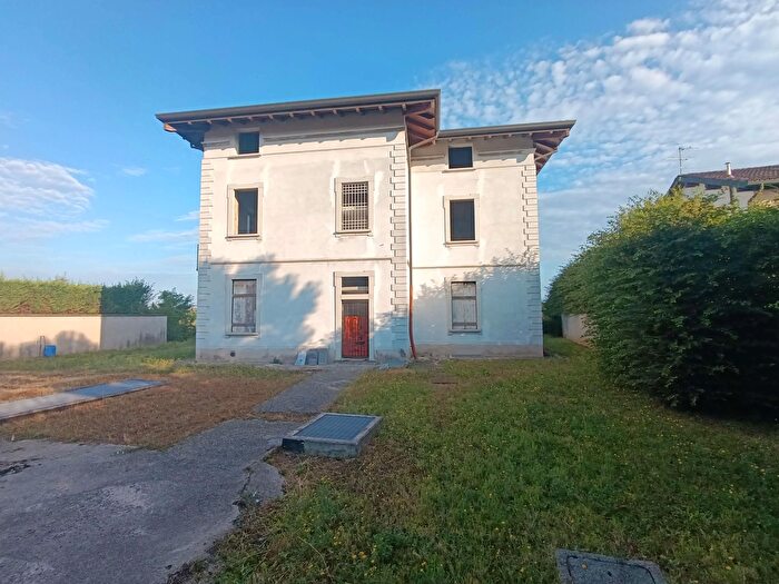 Casa con 7 locali in vendita in Lomagna