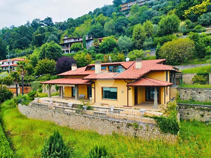 Casa con 13 locali in vendita in Via dei Ronchi, Villongo