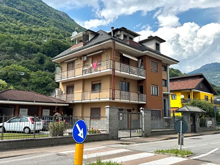 Appartamento quadrilocale in vendita in Via Dante Alighieri, Crevoladossola
