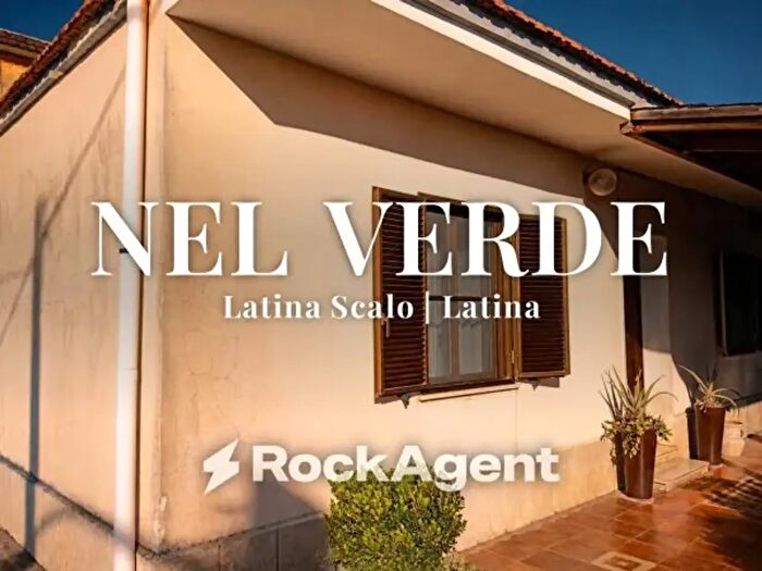Casa con 6 locali in vendita in Via Carrara, Latina