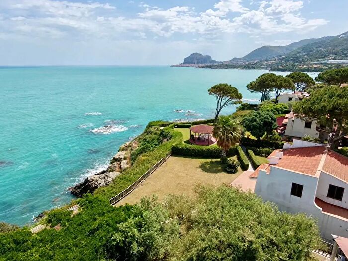 Casa trilocale in vendita in Via Caprera, Cefalu'