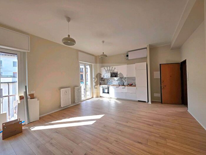 Appartamento trilocale in affitto in Moscova, Milano