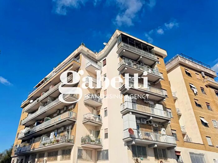 Appartamento bilocale in vendita in Via Tolmezzo, Roma