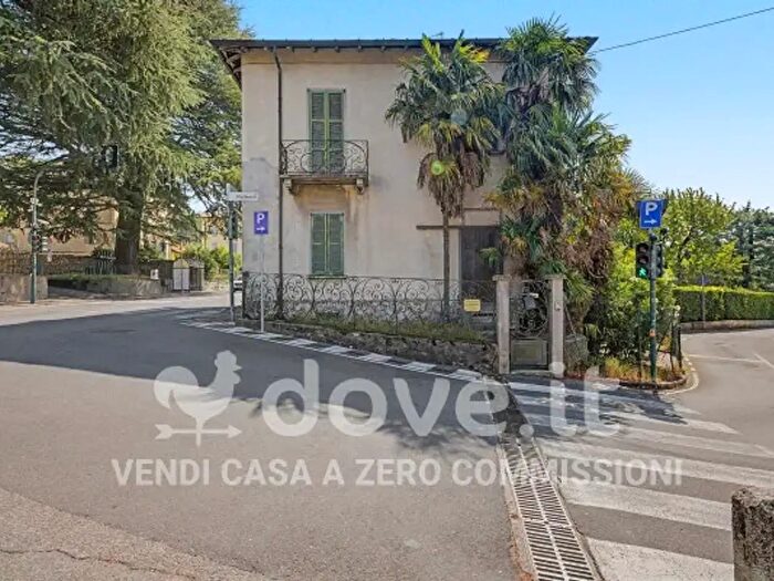 Casa con 5 locali in vendita in Viale Roma, Barasso