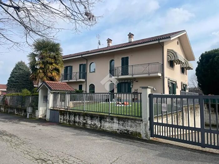 Appartamento trilocale in vendita in Via Edoardo Giretti, Bricherasio