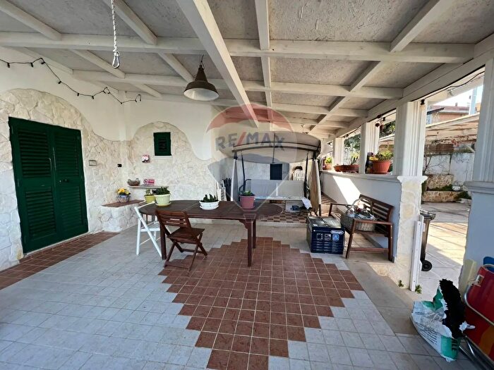 Casa con 6 locali in vendita in Monopoli