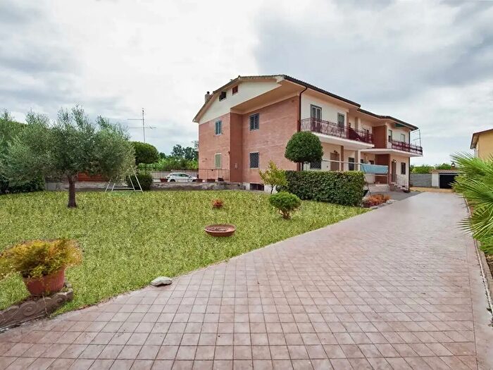 Casa con 20 locali in vendita in Via Lerici, Pomezia
