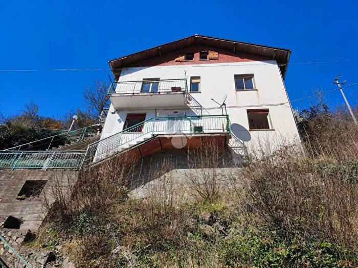 Casa con 7 locali in vendita in Località Molino Vecchio, Valbrevenna