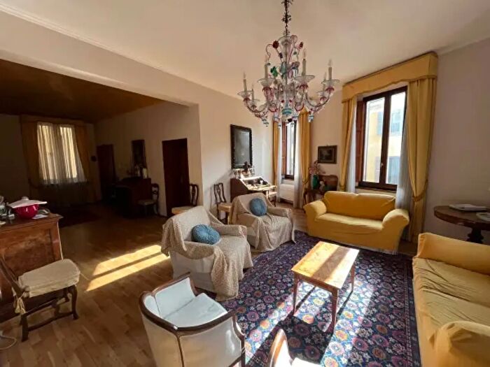 Appartamento con 6 locali in vendita in Via Mascherella, Modena