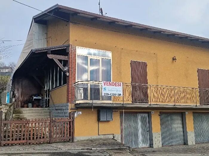 Casa con 9 locali in vendita in Montese