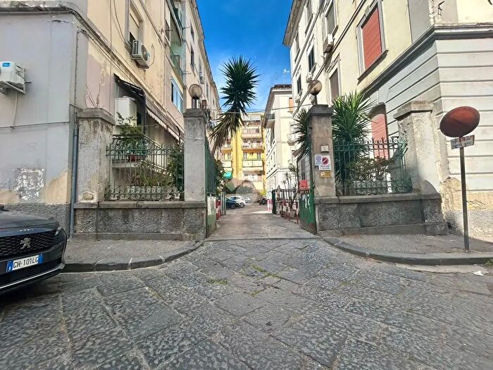 Appartamento trilocale in vendita in Via Zara, Napoli