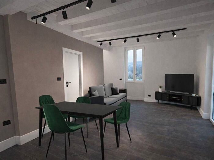 Appartamento quadrilocale in affitto in Viale della Repubblica, Città Giardino, Pavia