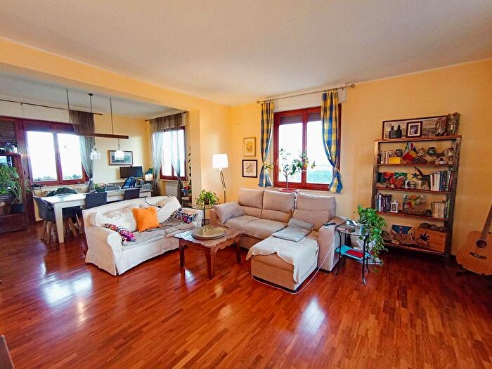 Appartamento con 8 locali in vendita in Foiano Della Chiana