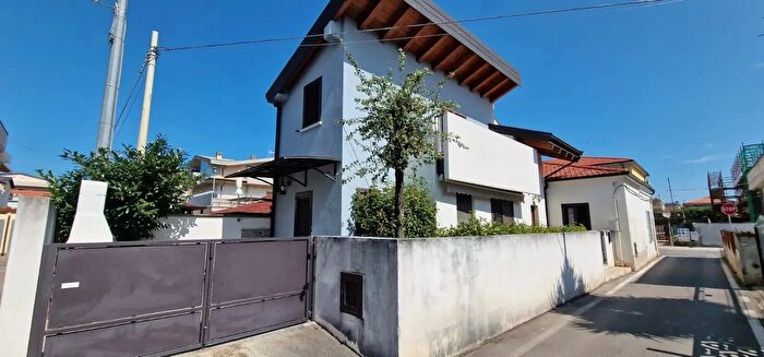 Casa con 5 locali in vendita in Via Sicilia N, Montesilvano
