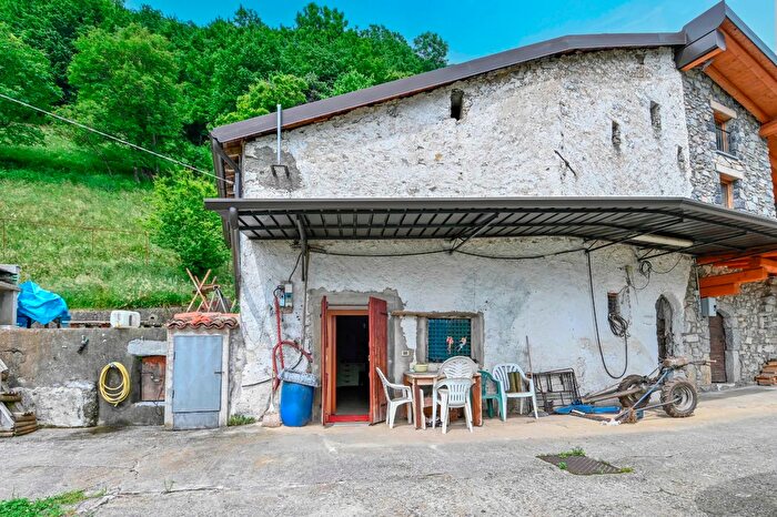Casa con 5 locali in vendita in Via degli Alpini, Vertova