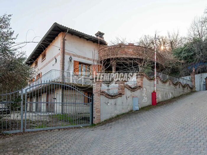 Appartamento con 10 locali in vendita in Via San Geminiano, Guiglia