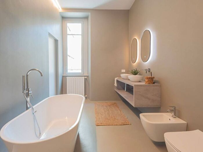 Appartamento trilocale in affitto in Via Tommaso Grossi, Valduce Crispi, Como