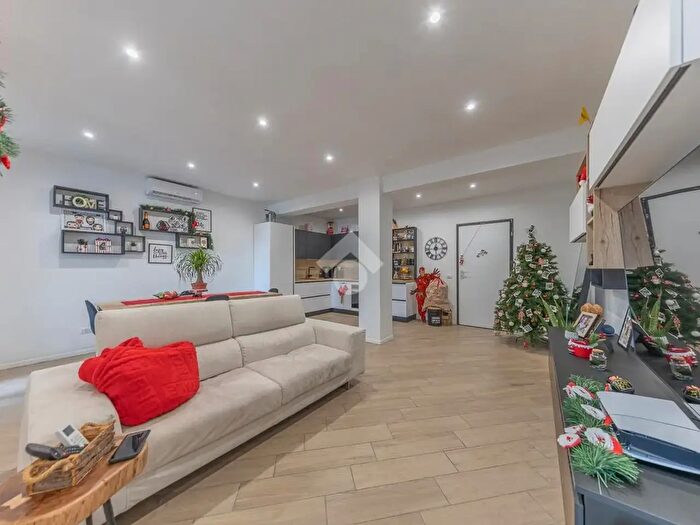 Appartamento trilocale in vendita in Via Placanica, Roma