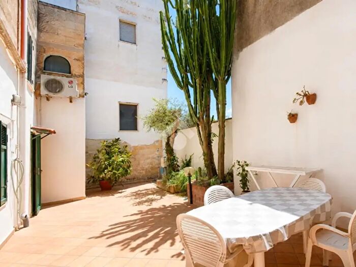 Appartamento con 7 locali in vendita in Via S Cesario, Lecce