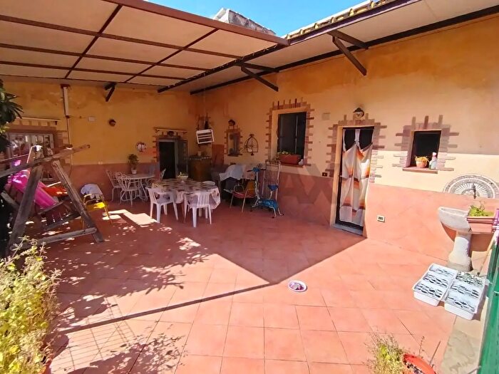 Casa con 15 locali in vendita in Via Gesù E Maria, Carini