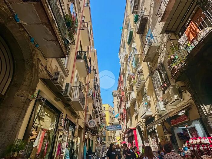 Appartamento con 11 locali in vendita in Via Toledo, Napoli