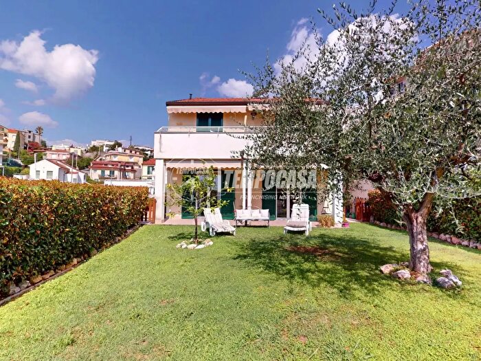 Appartamento trilocale in vendita in Via Rive, Boissano
