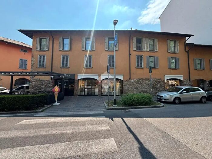 Appartamento con 8 locali in vendita in Piazza Emanuele Filiberto, Bergamo