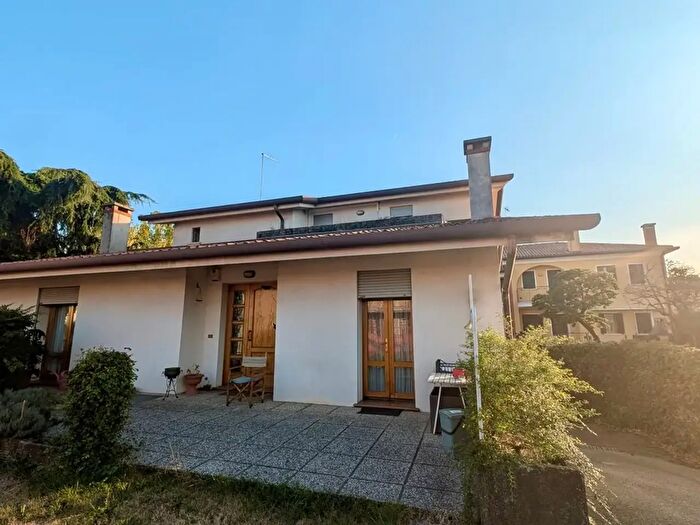 Casa con 7 locali in vendita in Via Divisione Julia, Istrana