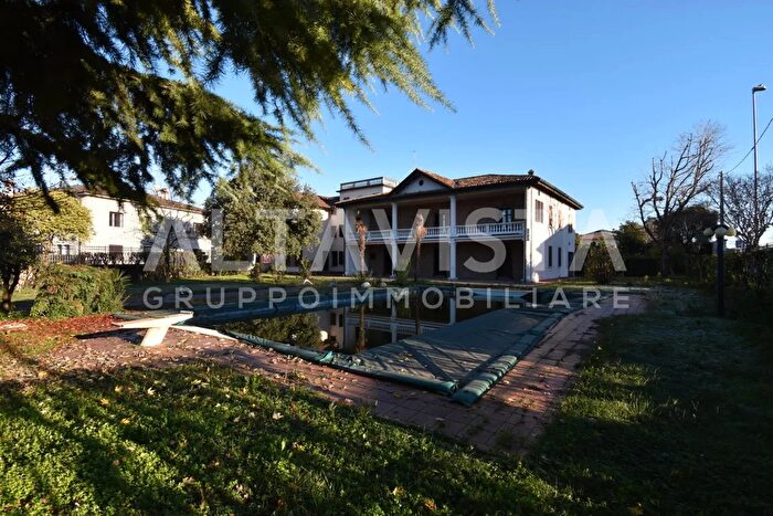 Casa con 9 locali in vendita in Via Cavallotti, Montichiari