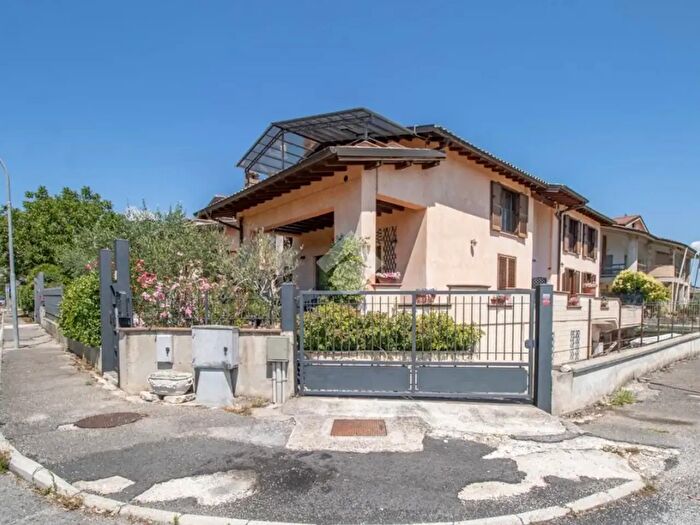 Casa con 8 locali in vendita in Via Ettore Franceschini, Contigliano