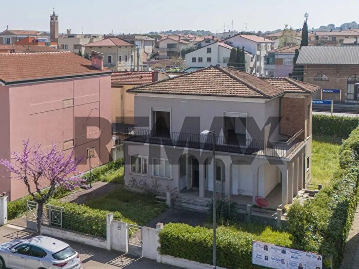 Casa con 11 locali in vendita in Viale Giosuè Carducci, Mondolfo