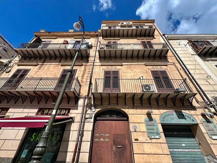 Appartamento con 8 locali in vendita in Via Lincoln, Palermo